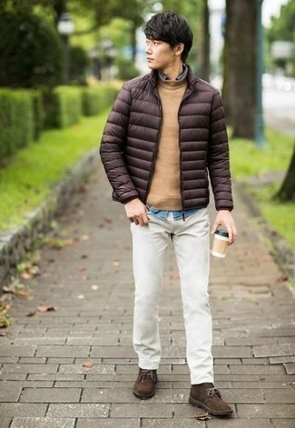 Braune Daunenjacke kombinieren – 77 Herren Outfits kalt Wetter: Kombinieren Sie eine braune Daunenjacke mit weißen Jeans für einen für die Arbeit geeigneten Look. Dieses Outfit passt hervorragend zusammen mit dunkelbraunen Chukka-Stiefeln aus Wildleder.