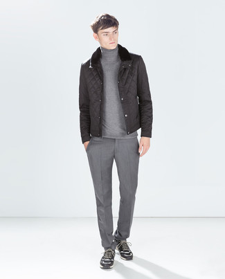 schwarze Daunenjacke, grauer Rollkragenpullover, graue Anzughose, dunkelgraue Wildleder Sportschuhe für Herren