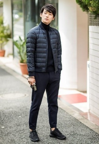 Teenager: kühl Wetter Outfits Herren 2024: Kombinieren Sie eine schwarze leichte Daunenjacke mit einer schwarzen Chinohose, wenn Sie einen gepflegten und stylischen Look wollen. Machen Sie diese Aufmachung leger mit schwarzen Sportschuhen.