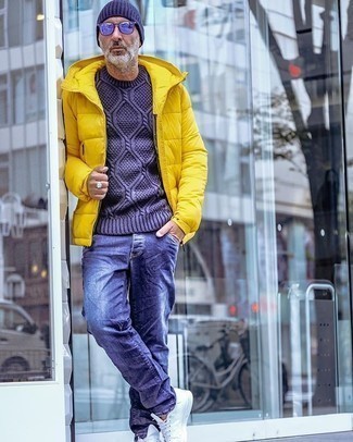 Gelbe Daunenjacke kombinieren – 41 Herren Outfits: Entscheiden Sie sich für eine gelbe Daunenjacke und dunkelblauen Jeans für Ihren Bürojob. Suchen Sie nach leichtem Schuhwerk? Wählen Sie weißen Segeltuch niedrige Sneakers für den Tag.