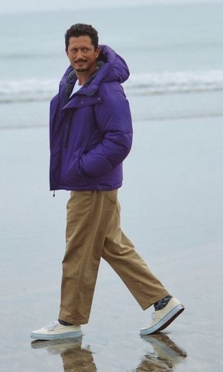 Violette Daunenjacke kombinieren – 2 Herren Outfits: Kombinieren Sie eine violette Daunenjacke mit einer beige Chinohose für Drinks nach der Arbeit. Suchen Sie nach leichtem Schuhwerk? Vervollständigen Sie Ihr Outfit mit hellbeige Segeltuch niedrigen Sneakers für den Tag.