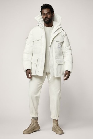 30 Jährige: Weiße Chinohose kombinieren – 153 Herren Outfits kalt Wetter: Kombinieren Sie eine weiße Daunenjacke mit einer weißen Chinohose für einen für die Arbeit geeigneten Look. Eine beige Segeltuchfreizeitstiefel sind eine ideale Wahl, um dieses Outfit zu vervollständigen.