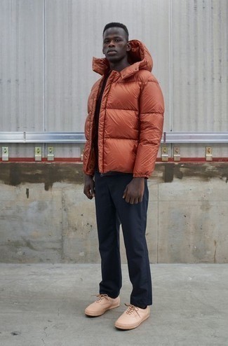 Orange Jacke kombinieren – 493 Herren Outfits: Kombinieren Sie eine orange Jacke mit einer dunkelblauen Chinohose, wenn Sie einen gepflegten und stylischen Look wollen. Beige Leder niedrige Sneakers liefern einen wunderschönen Kontrast zu dem Rest des Looks.
