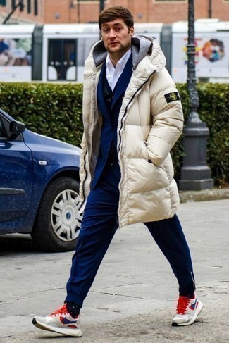 Welche Pullunder mit dunkelblauen Anzuges zu tragen – 1 Smart-Casual Herren Outfits kalt Wetter: Entscheiden Sie sich für einen dunkelblauen Anzug und einen Pullunder, um vor Klasse und Perfektion zu strotzen. Wenn Sie nicht durch und durch formal auftreten möchten, entscheiden Sie sich für hellbeige Sportschuhe.