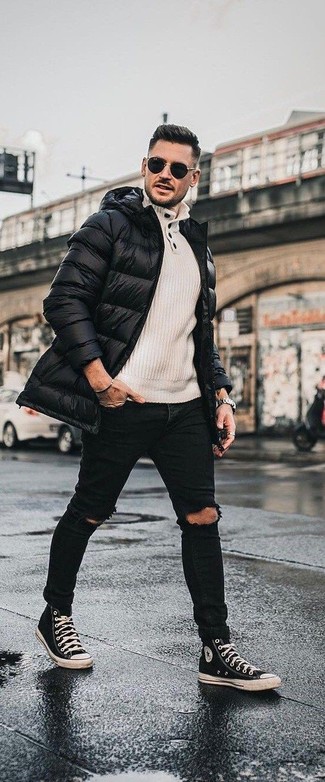 schwarzer Daunenmantel, hellbeige Henley-Pullover, schwarze enge Jeans mit Destroyed-Effekten, schwarze und weiße hohe Sneakers aus Segeltuch für Herren