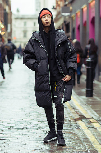 Lässige kalt Wetter Outfits Herren 2024: Kombinieren Sie einen schwarzen Daunenmantel mit einer schwarzen Camouflage Jogginghose, um mühelos alles zu meistern, was auch immer der Tag bringen mag. Fühlen Sie sich ideenreich? Wählen Sie schwarzen Sportschuhe.