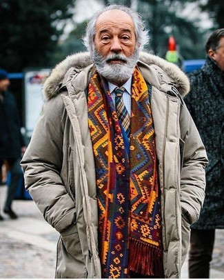 Senf Schal kombinieren – 77 Herren Outfits: Paaren Sie einen hellbeige Daunenmantel mit einem senf Schal für einen entspannten Wochenend-Look.