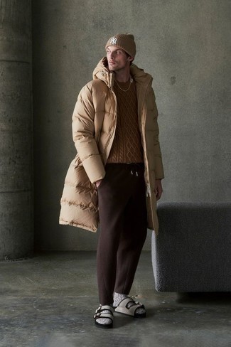 kühl Wetter Outfits Herren 2024: Kombinieren Sie einen beige Daunenmantel mit einer dunkelbraunen Jogginghose, um einen lockeren, aber dennoch stylischen Look zu erhalten.