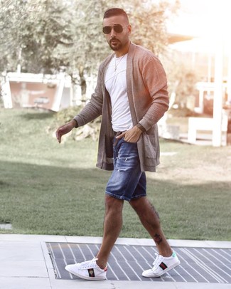 Wie Jeansshorts mit weißen T-shirts zu kombinieren – 135 Herren Outfits
