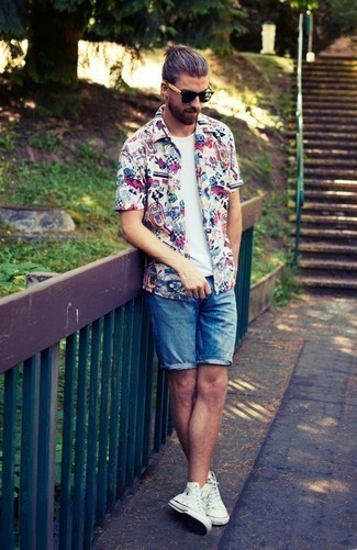 Wie Jeansshorts mit weißen T-shirts zu kombinieren – 135 Herren Outfits