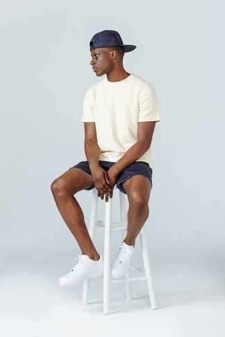 Wie Jeansshorts mit weißen T-shirts zu kombinieren – 135 Herren Outfits