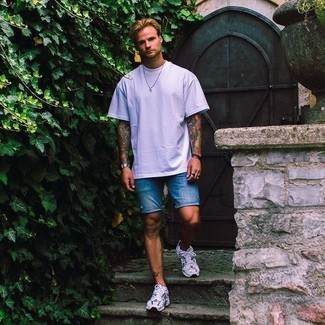 Wie Jeansshorts mit weißen T-shirts zu kombinieren – 135 Herren Outfits