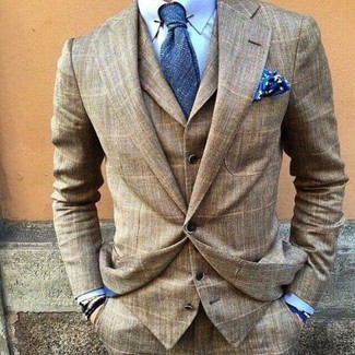 Braunen Anzug mit Schottenmuster kombinieren – 81 Herren Outfits: Vereinigen Sie einen braunen Anzug mit Schottenmuster mit einem hellblauen Businesshemd für eine klassischen und verfeinerte Silhouette.