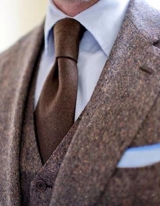 30 Jährige: Braune Krawatte kombinieren – 500+ Herren Outfits: Erwägen Sie das Tragen von einem braunen Dreiteiler und einer braunen Krawatte, um vor Klasse und Perfektion zu strotzen.