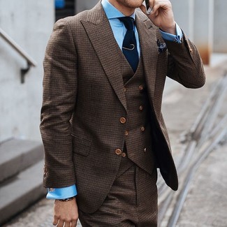 Welche Businesshemden mit braunen Anzuges zu tragen – 473 Sommer Herren Outfits: Kombinieren Sie einen braunen Anzug mit einem Businesshemd für einen stilvollen, eleganten Look. Das Outfit ist mega für den Sommer.