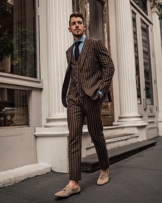 Welche Slipper mit braunen Anzuges zu tragen – 336 Elegante Herren Outfits: Etwas Einfaches wie die Wahl von einem braunen Anzug und einem hellblauen Businesshemd kann Sie von der Menge abheben. Wählen Sie die legere Option mit Slippern.