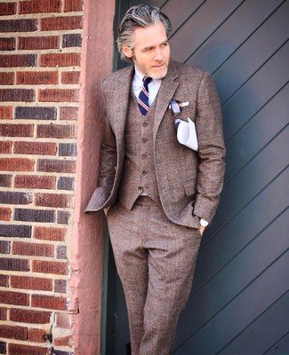 Dunkelblaue vertikal gestreifte Krawatte kombinieren – 110 Herren Outfits: Kombinieren Sie einen braunen Dreiteiler mit einer dunkelblauen vertikal gestreiften Krawatte für einen stilvollen, eleganten Look.