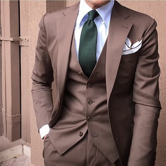 Welche Businesshemden mit dunkelbraunen Dreiteilers zu tragen – 104 Elegante Herren Outfits: Entscheiden Sie sich für einen klassischen Stil in einem dunkelbraunen Dreiteiler und einem Businesshemd.