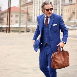 Dunkelbraune Leder Aktentasche kombinieren – 337 Herren Outfits warm Wetter: Entscheiden Sie sich für einen blauen Dreiteiler und eine dunkelbraune Leder Aktentasche für ein bequemes Outfit, das außerdem gut zusammen passt.
