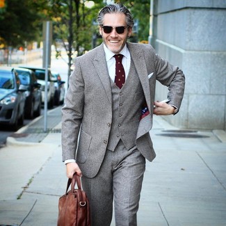 Dunkelrote bedruckte Krawatte kombinieren – 217 Herren Outfits: Machen Sie sich mit einem grauen Dreiteiler mit Karomuster und einer dunkelroten bedruckten Krawatte einen verfeinerten, eleganten Stil zu Nutze.