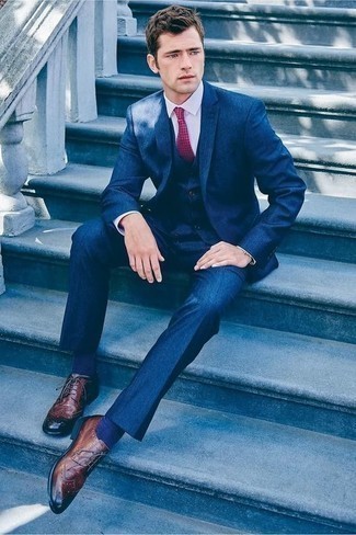 Lila Krawatte kombinieren – 412 Herren Outfits: Vereinigen Sie einen dunkelblauen Dreiteiler mit einer lila Krawatte für eine klassischen und verfeinerte Silhouette. Braune Leder Brogues leihen Originalität zu einem klassischen Look.