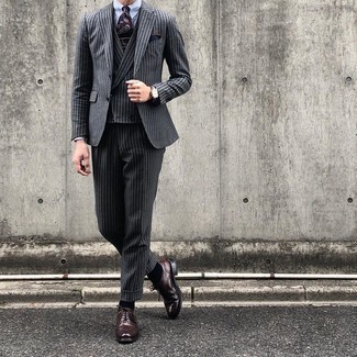 Welche Businesshemden mit grauen Dreiteilers zu tragen – 254 Elegante Herren Outfits: Entscheiden Sie sich für einen grauen Dreiteiler und ein Businesshemd für einen stilvollen, eleganten Look. Fühlen Sie sich mutig? Vervollständigen Sie Ihr Outfit mit dunkelbraunen Leder Brogues.