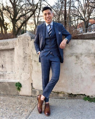 Braune Leder Brogues kombinieren – 500+ Herren Outfits: Entscheiden Sie sich für einen klassischen Stil in einem dunkelblauen Dreiteiler und einem weißen Businesshemd. Fühlen Sie sich ideenreich? Ergänzen Sie Ihr Outfit mit braunen Leder Brogues.