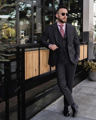 30 Jährige: Schwarzen Anzug kombinieren – 500+ Herren Outfits warm Wetter: Tragen Sie einen schwarzen Anzug und ein rosa Businesshemd für einen stilvollen, eleganten Look. Suchen Sie nach leichtem Schuhwerk? Wählen Sie schwarzen Leder Brogues für den Tag.