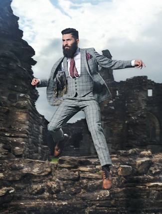 Grauen Anzug mit Schottenmuster kombinieren – 368 Herren Outfits: Entscheiden Sie sich für einen klassischen Stil in einem grauen Anzug mit Schottenmuster und einem weißen und blauen vertikal gestreiften Businesshemd. Vervollständigen Sie Ihr Look mit beige Leder Brogues.