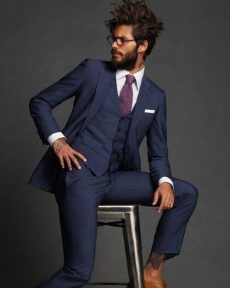 Lila Krawatte kombinieren – 412 Herren Outfits: Kombinieren Sie einen dunkelblauen Dreiteiler mit einer lila Krawatte für eine klassischen und verfeinerte Silhouette. Wenn Sie nicht durch und durch formal auftreten möchten, ergänzen Sie Ihr Outfit mit beige Leder Brogues.