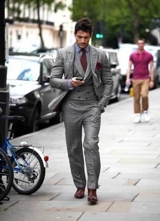 30 Jährige: Braune Krawatte kombinieren – 500+ Elegante Herren Outfits: Paaren Sie einen grauen Dreiteiler mit Schottenmuster mit einer braunen Krawatte für eine klassischen und verfeinerte Silhouette. Suchen Sie nach leichtem Schuhwerk? Entscheiden Sie sich für dunkelroten Chelsea Boots aus Leder für den Tag.