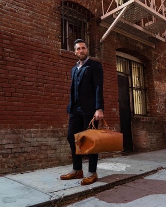 Braune Leder Reisetasche kombinieren – 265 Herren Outfits: Kombinieren Sie einen dunkelblauen Dreiteiler mit einer braunen Leder Reisetasche für ein sonntägliches Mittagessen mit Freunden. Heben Sie dieses Ensemble mit rotbraunen Chelsea Boots aus Leder hervor.