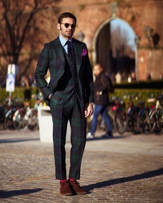 Wie Dreiteiler mit Chukka-Stiefel zu kombinieren – 12 Herren Outfits: Kombinieren Sie einen Dreiteiler mit einem hellblauen Businesshemd für einen stilvollen, eleganten Look. Fühlen Sie sich ideenreich? Entscheiden Sie sich für Chukka-Stiefel.