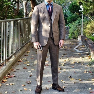 Dunkellila Krawatte kombinieren – 412 Herren Outfits: Erwägen Sie das Tragen von einem braunen Wolldreiteiler und einer dunkellila Krawatte für einen stilvollen, eleganten Look. Wählen Sie die legere Option mit dunkelbraunen Chukka-Stiefeln aus Wildleder.