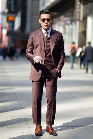 Braune Leder Derby Schuhe kombinieren – 500+ Herren Outfits warm Wetter: Kombinieren Sie einen braunen Dreiteiler mit einem weißen Businesshemd, um vor Klasse und Perfektion zu strotzen. Fühlen Sie sich ideenreich? Wählen Sie braunen Leder Derby Schuhe.