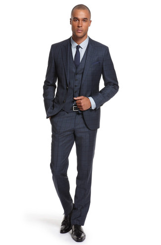 Grauen Anzug mit Schottenmuster kombinieren – 368 Herren Outfits: Tragen Sie einen grauen Anzug mit Schottenmuster und ein graues Businesshemd, um vor Klasse und Perfektion zu strotzen. Schwarze Leder Derby Schuhe sind eine perfekte Wahl, um dieses Outfit zu vervollständigen.
