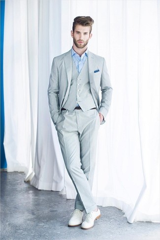 Weiße Business Schuhe kombinieren – 365 Herren Outfits: Entscheiden Sie sich für einen grauen Dreiteiler und ein hellblaues Businesshemd, um vor Klasse und Perfektion zu strotzen. Weiße Business Schuhe sind eine perfekte Wahl, um dieses Outfit zu vervollständigen.