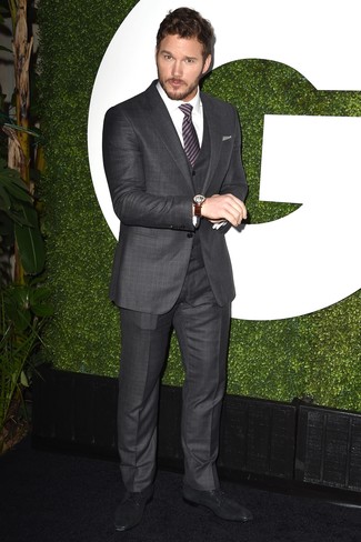 Chris Pratt trägt dunkelgrauer Dreiteiler mit Karomuster, weißes Businesshemd, schwarze Wildleder Derby Schuhe, dunkellila vertikal gestreifte Krawatte