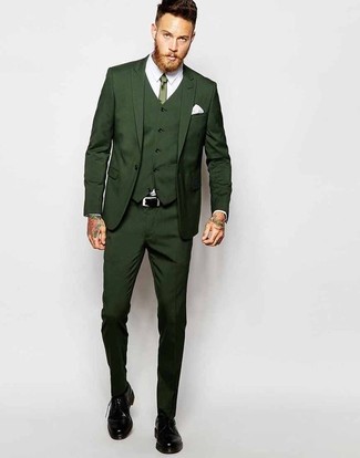 Wie weißes Businesshemd mit dunkelgrünen Anzuges zu kombinieren – 139 Herren Outfits warm Wetter: Kombinieren Sie einen dunkelgrünen Anzug mit einem weißen Businesshemd für eine klassischen und verfeinerte Silhouette. Fühlen Sie sich ideenreich? Wählen Sie schwarzen Leder Derby Schuhe.