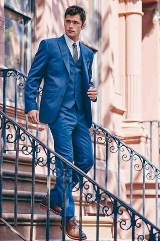 Dunkelblaue und weiße Krawatte mit Schottenmuster kombinieren – 79 Herren Outfits: Kombinieren Sie einen blauen Dreiteiler mit einer dunkelblauen und weißen Krawatte mit Schottenmuster, um vor Klasse und Perfektion zu strotzen. Fühlen Sie sich mutig? Wählen Sie braunen Leder Derby Schuhe.