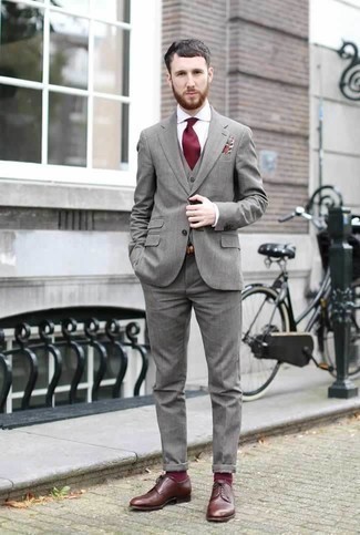 Dunkelrote Krawatte kombinieren – 500+ Herren Outfits: Kombinieren Sie einen grauen Dreiteiler mit einer dunkelroten Krawatte für einen stilvollen, eleganten Look. Suchen Sie nach leichtem Schuhwerk? Wählen Sie braunen Leder Derby Schuhe für den Tag.
