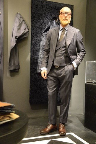 Hellbeige bedruckte Krawatte kombinieren – 74 Herren Outfits: Kombinieren Sie einen grauen Dreiteiler mit einer hellbeige bedruckten Krawatte, um vor Klasse und Perfektion zu strotzen. Fühlen Sie sich mutig? Vervollständigen Sie Ihr Outfit mit braunen Leder Derby Schuhen.