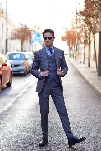 Dreiteiler kombinieren – 500+ Herren Outfits: Kombinieren Sie einen Dreiteiler mit einem hellblauen Businesshemd für einen stilvollen, eleganten Look. Wenn Sie nicht durch und durch formal auftreten möchten, wählen Sie dunkelblauen Leder Derby Schuhe.