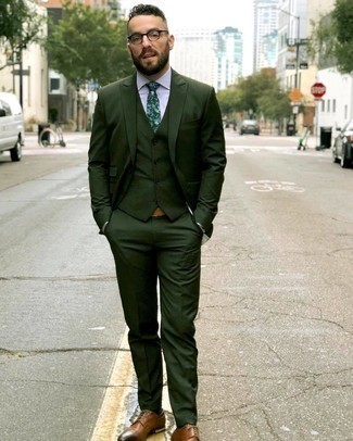 Dunkelgrünen Anzug kombinieren – 267 Sommer Herren Outfits: Kombinieren Sie einen dunkelgrünen Anzug mit einem weißen vertikal gestreiften Businesshemd für einen stilvollen, eleganten Look. Ergänzen Sie Ihr Look mit braunen Leder Derby Schuhen. Schon ergibt sich ein cooler Sommer-Look.