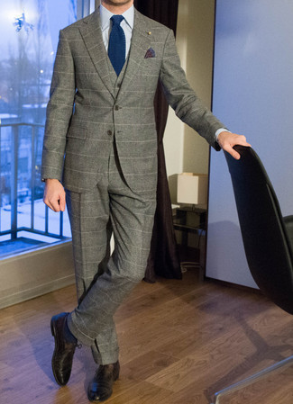 Blaue Strick Krawatte kombinieren – 248 Herren Outfits: Kombinieren Sie einen grauen Wolldreiteiler mit einer blauen Strick Krawatte für einen stilvollen, eleganten Look. Suchen Sie nach leichtem Schuhwerk? Entscheiden Sie sich für dunkelbraunen Leder Derby Schuhe für den Tag.