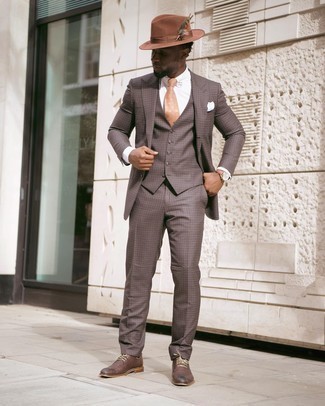 Beige Uhr kombinieren – 500+ Herren Outfits: Kombinieren Sie einen dunkelbraunen Dreiteiler mit Karomuster mit einer beige Uhr, um mühelos alles zu meistern, was auch immer der Tag bringen mag. Entscheiden Sie sich für dunkelbraunen Leder Derby Schuhe, um Ihr Modebewusstsein zu zeigen.