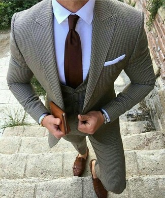 Dunkelrote Krawatte kombinieren – 500+ Herren Outfits: Paaren Sie einen grauen Dreiteiler mit Karomuster mit einer dunkelroten Krawatte für eine klassischen und verfeinerte Silhouette. Wenn Sie nicht durch und durch formal auftreten möchten, wählen Sie dunkelbraunen Doppelmonks aus Leder.