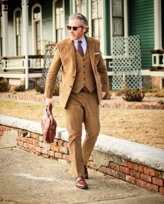 Cordanzug kombinieren – 78 Herren Outfits: Kombinieren Sie einen Cordanzug mit einem hellblauen Businesshemd, um vor Klasse und Perfektion zu strotzen. Fühlen Sie sich mutig? Vervollständigen Sie Ihr Outfit mit braunen Doppelmonks aus Leder.