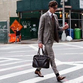 Braunen Anzug mit Schottenmuster kombinieren – 81 Herren Outfits: Vereinigen Sie einen braunen Anzug mit Schottenmuster mit einem weißen Businesshemd für eine klassischen und verfeinerte Silhouette. Braune Doppelmonks aus Leder sind eine großartige Wahl, um dieses Outfit zu vervollständigen.