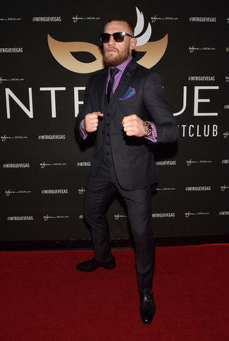 Conor McGregor trägt schwarzer Dreiteiler, lila Businesshemd mit Karomuster, schwarze Doppelmonks aus Leder, schwarze Krawatte